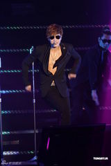 组图：金贤重开唱露胸耍性感 与gaga撞期仍火爆