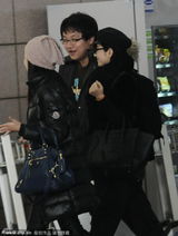 组图：黄奕懒理婚变传闻 获女儿送机露慈母笑