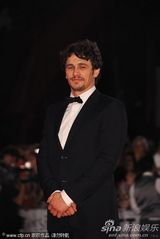 组图：电影《萨尔》首映 男演员Val Lauren大玩自拍