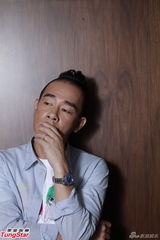 组图：陈小春录歌黎明监场 与卫兰惺惺相惜