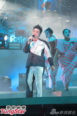 组图：陈奕迅开唱造型似黑山老妖 少说话多唱歌