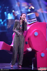 组图：范玮琪个唱秀姐妹感情 与范晓萱亲亲