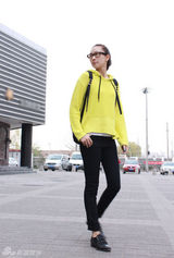 组图：童瑶春日街拍LOOK 荧光黄针织衫搭平底鞋