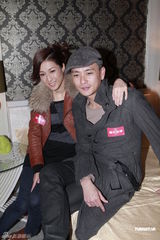 组图：黄宗泽获胡杏儿送钻石 钟嘉欣变身大提琴家