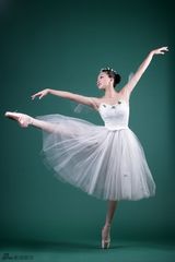 组图：新生代偶像桐溪变身红裙佳人 为国庆而舞