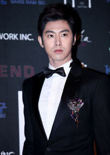 组图：宋允儿李敏贞参加珠宝奖 郑允浩2PM型男本色