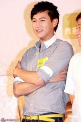 组图：《翻叮一族》宣传 陈键锋跪地向商天娥献花