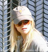 幻灯图：瑞茜-威瑟斯彭恢复单身 休闲装帅气出街