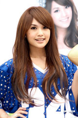 幻灯图：杨丞琳美式足球俏丽打扮秀新舞蹈