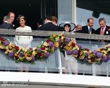 高清组图：威廉王子和凯特公主亮相英国马场看赛马