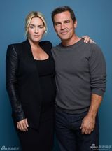 组图：准妈妈温丝莱特写真秀乳沟 与布洛林勾肩