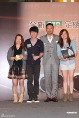 组图：苗侨伟赞黄日华女儿 弃股票改买黄金保值