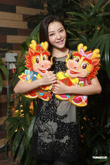 组图：熊黛林陪家人香港过新春 祝网友龙年行大运