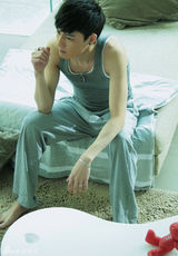 组图：冯铭潮眼神忧郁洞察人心 怀旧风慵懒诱惑