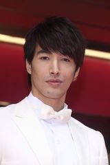 组图：锦荣当幸福大使扮英俊新郎 暂无结婚打算