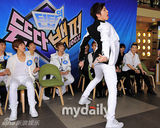 组图：神话Andy带旗下偶像组合宣传造势