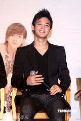 组图：SHINee抵台会粉丝 记者会破冰雕庆功