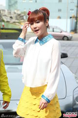 Selina新节目试播甜美主持 手部伤痕仍明显(图)