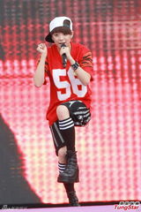 组图：香港巨蛋音乐节f(x)领衔冒台风献歌舞