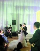 组图：大S婚礼罕见内场照 激动落泪动情起舞