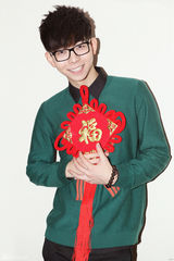 组图：柳岩胡夏马年喜庆齐贺岁 手拉春联派红包