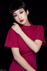 组图：穆婷婷红裙烈焰大片宁静淡然