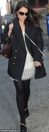 组图：凯蒂赴百老汇演出 女儿抱小熊同行温馨