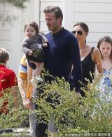 组图：小贝与好友结伴齐春游 变身奶爸享亲子乐