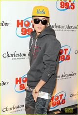 组图：比伯晒腹肌变肌肉男 女舞伴摸身火辣狂野