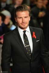 组图：贝克汉姆一家亮相三儿子帅气 慈爱献吻