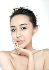 组图：陈美行夏日美妆大片 尽显诱惑自然美