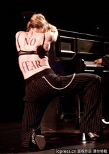 组图：麦当娜上演限制级 边跳边脱蹭猛男