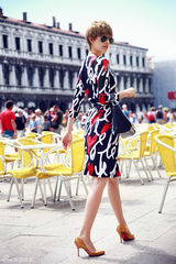 组图：张俪异国拍复古大片 金色短发显高贵冷艳