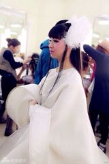 组图：小彩旗春晚后台照曝光 飘逸白裙嘟嘴卖萌