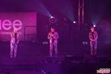 组图：韩国组合SHINee花衫开唱 台上劲歌热舞