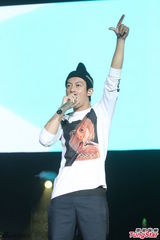 组图：陈冠希上海火热开唱 衣着随意嘻哈范儿