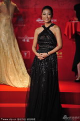 组图：上海电影节红毯 《咒丝》剧组集体亮相