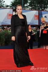组图：69届威尼斯闭幕式红毯 女星争艳