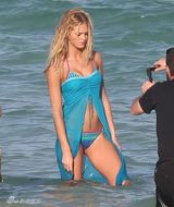 组图：超模艾琳-希瑟顿着比基尼水中摆性感Pose