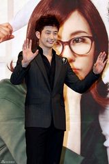 高清图：《逆转的女王》宣传 金南珠年近40性感依旧