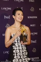 组图：章子怡凭《宗师》获影后拥抱王家卫