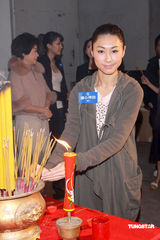 幻灯图：《读心神探》开机拜神 黄宗泽向往演警察