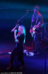 组图：艾薇儿南京开唱活力足 头戴牛角可爱激萌