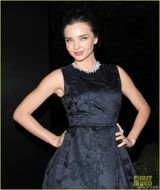 组图：米兰达黑色长裙闪耀秀场 阿尔芭蕾丝甜美