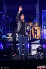 组图：陶喆个唱落泪忆亡父 与谢霆锋同台飙吉他