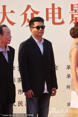 组图：胡歌随《辛亥革命》帅气现身 赵文瑄微笑