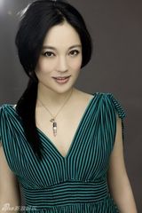 组图：张慧君拍气质写真展精致妆容