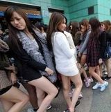 组图：台湾少女发起无裤日 引男士围观