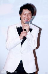 幻灯图集：韩庚帅气代言 潇洒白西装秀舞姿