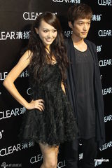 组图：董璇黑色短裙小露香肩 新婚第三天亮相活动 